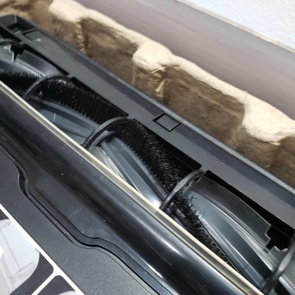 SAMSUNG Powerbot R7040 wifi robotic vacuum cleaner, new brushroll & filter - Picture 5 of 5